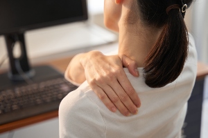 A women suffering from shoulder pain. 